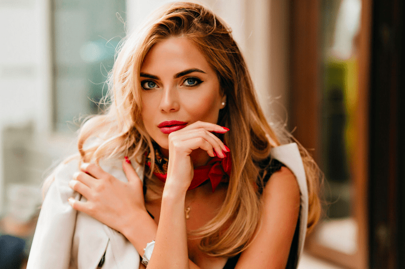 Femme raffinée, posture assurée et regard magnétique : illustration du charisme féminin – Première Impression