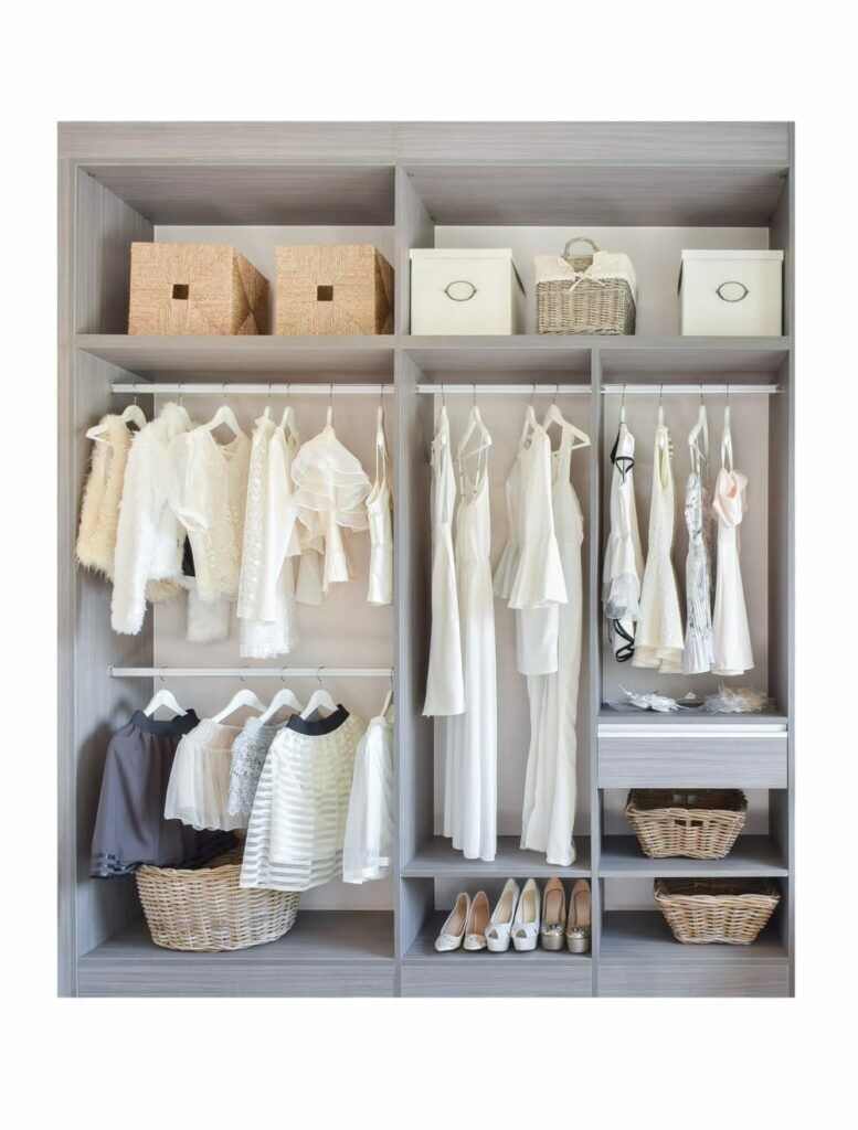 Dressing responsable aux teintes neutres, symbole d’élégance minimaliste et d’harmonie dans le quotidien.