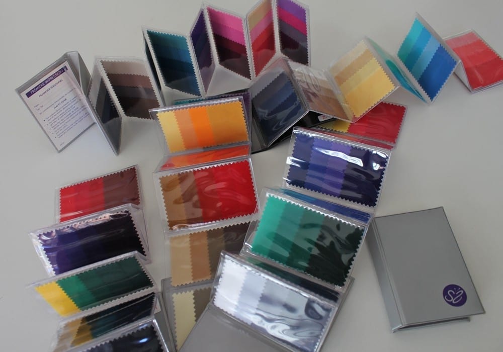 Grâce à cette méthode, vous pouvez vous former à la plus sûre façon de trouver les couleurs qui vous vont et se marient entre elles.