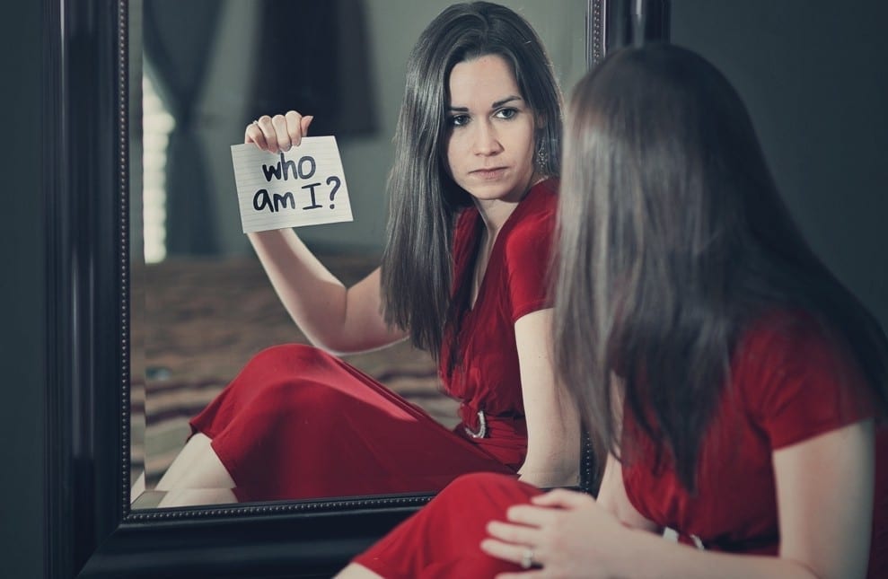 Qui suis-je femme en robe rouge by Mademoiselle M