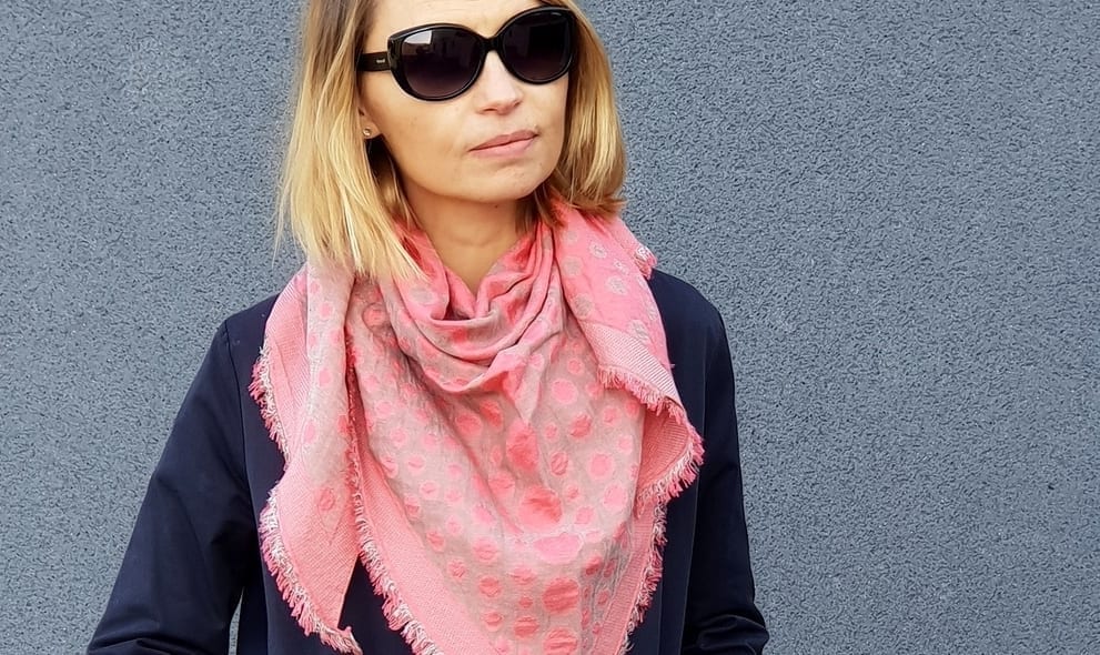 Comment-nouer-un-foulard-Mademoiselle-M-rose-et-marine