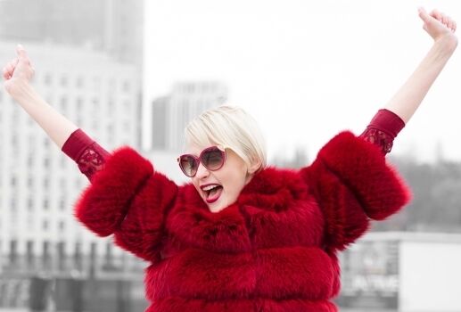 Avoir du charisme femme : exprimer sa joie et sa passion avec audace – Première Impression