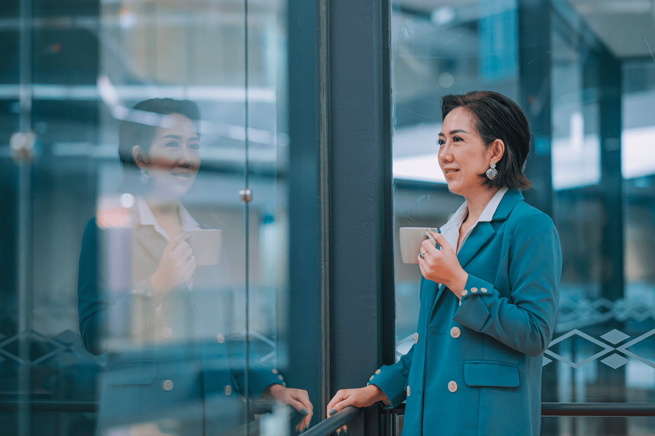 Femme influente et élégante au travail en tailleur bleu, cultivant un style sobre et professionnel - femme influente élégante - Première Impression