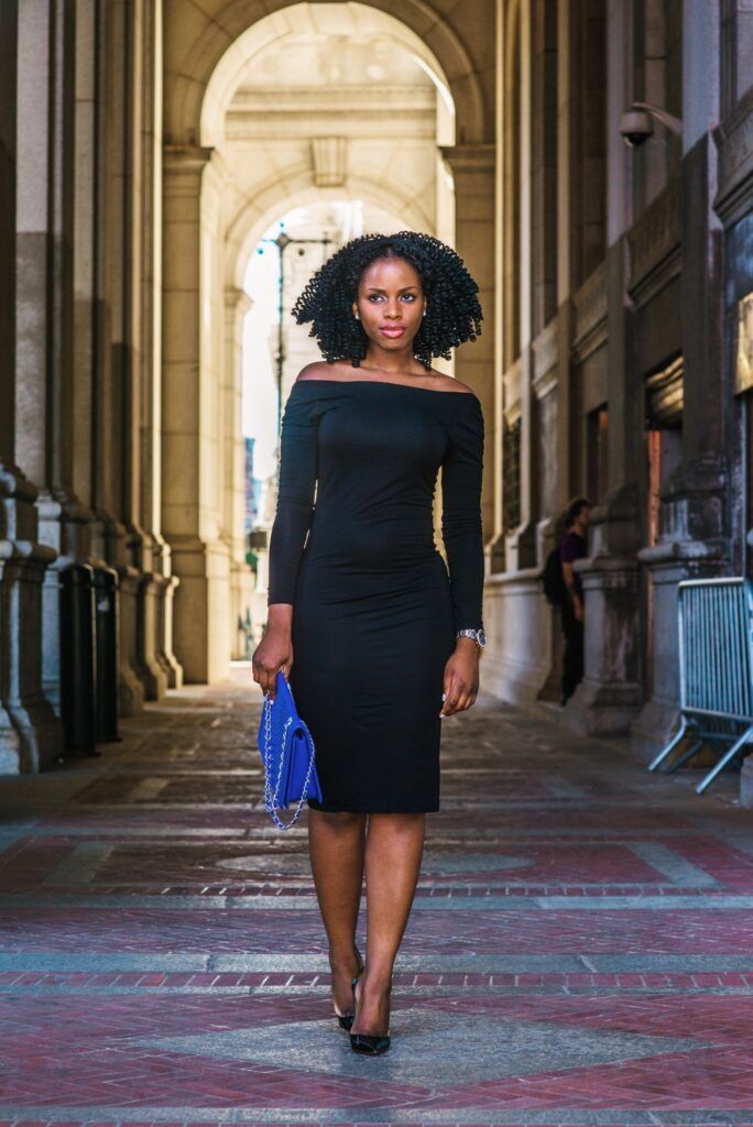 Fourreau : Robe sans col et dont le haut et la jupe moulent le corps.