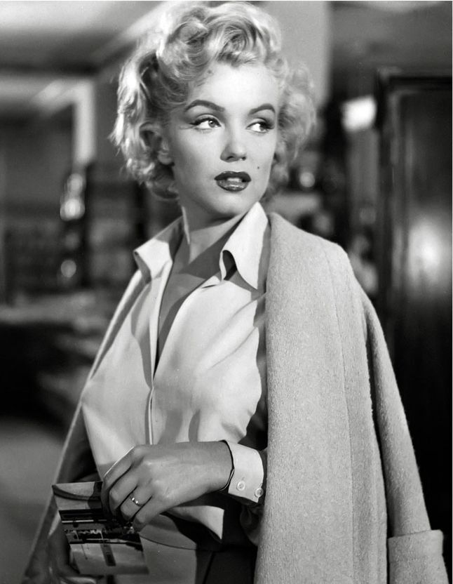 Icône du cinéma au regard captivant : illustration du charisme féminin intemporel - première impression