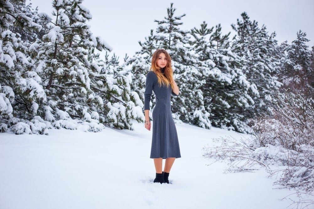 Robe grise dans foret enneigée by Mademoiselle M