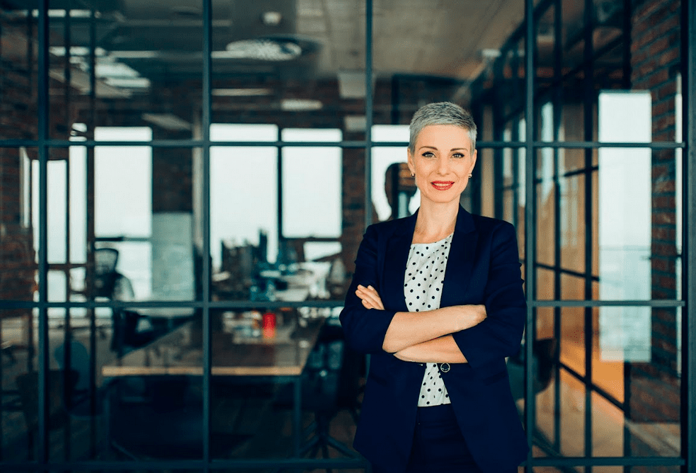 Femme influente et élégante en costume au travail affirmant sa confiance en soi et son leadership - femme influente élégante - Première Impression