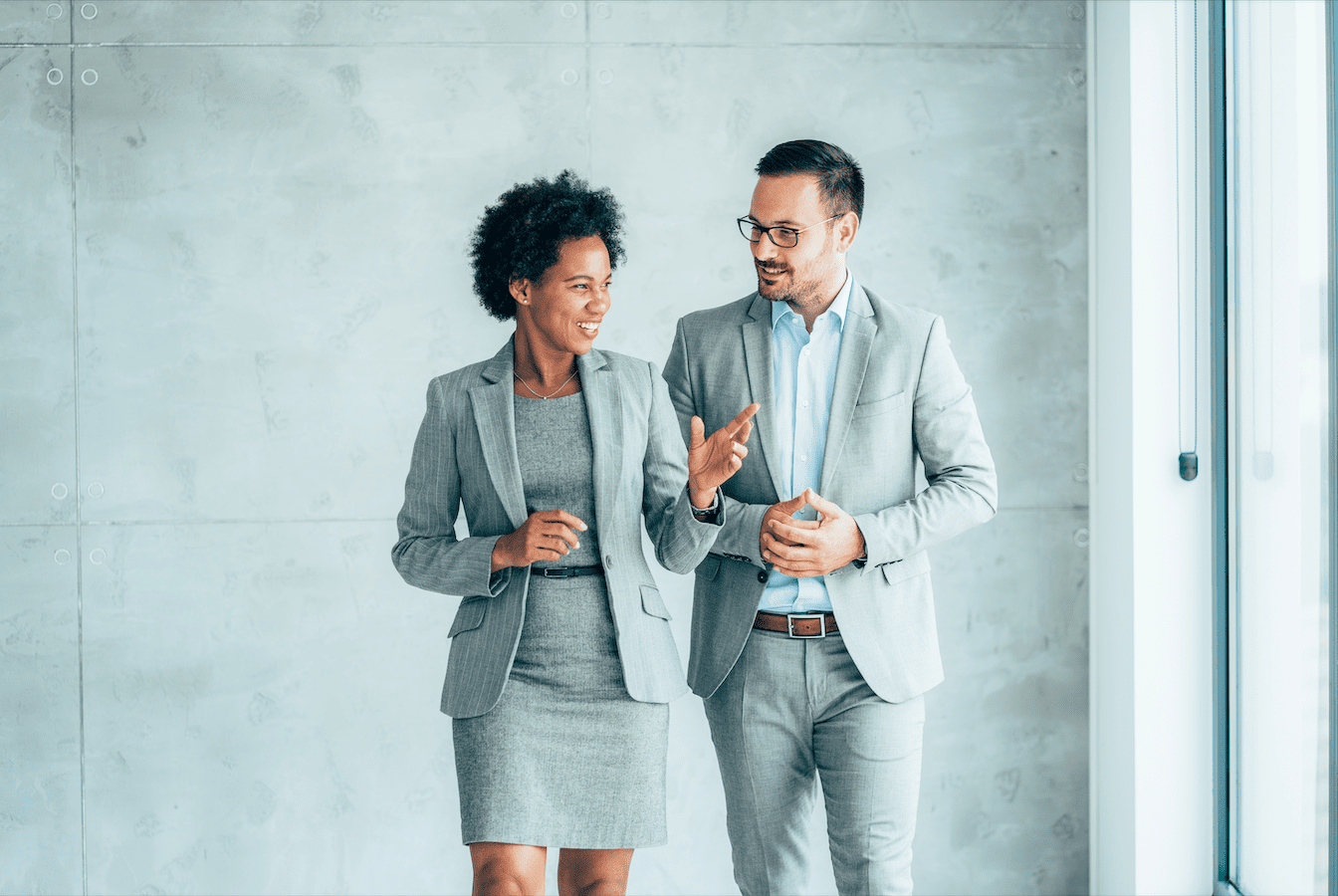 Femme influente élégante incarnant professionnalisme et crédibilité - femme influente élégante - Première Impression