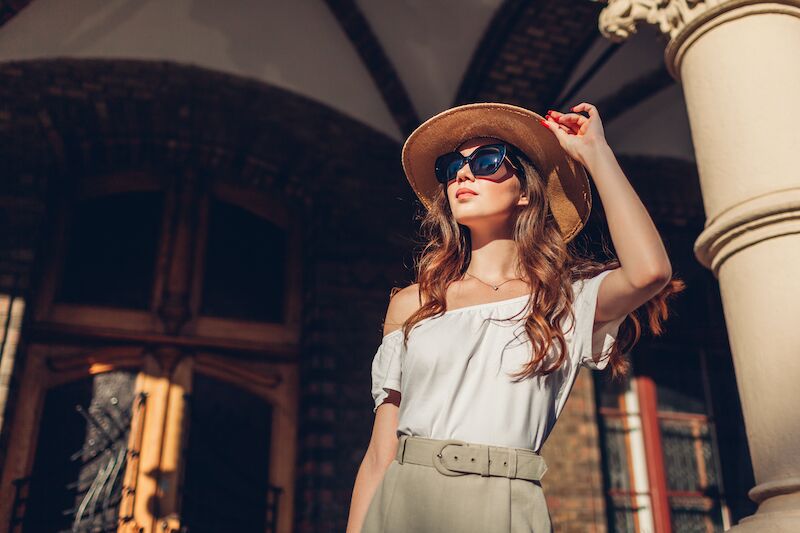 Femme élégante au style raffiné, incarnant l’art de vivre et les codes de l’élégance féminine - élégance féminine - Première Impression