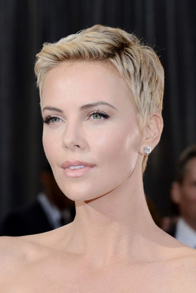 Charlize Theron - cheveux ultra courts