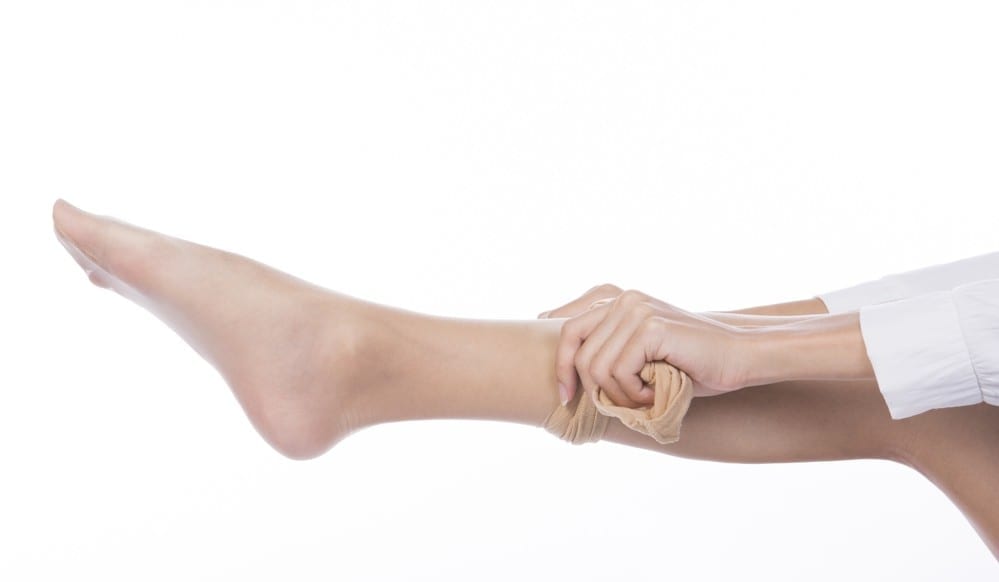 Femme enfilant collants chairs by Mademoiselle M