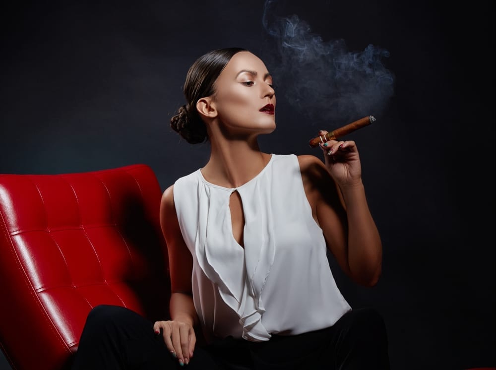 Femme affirmée au look sophistiqué illustrant comment être élégante avec caractère.