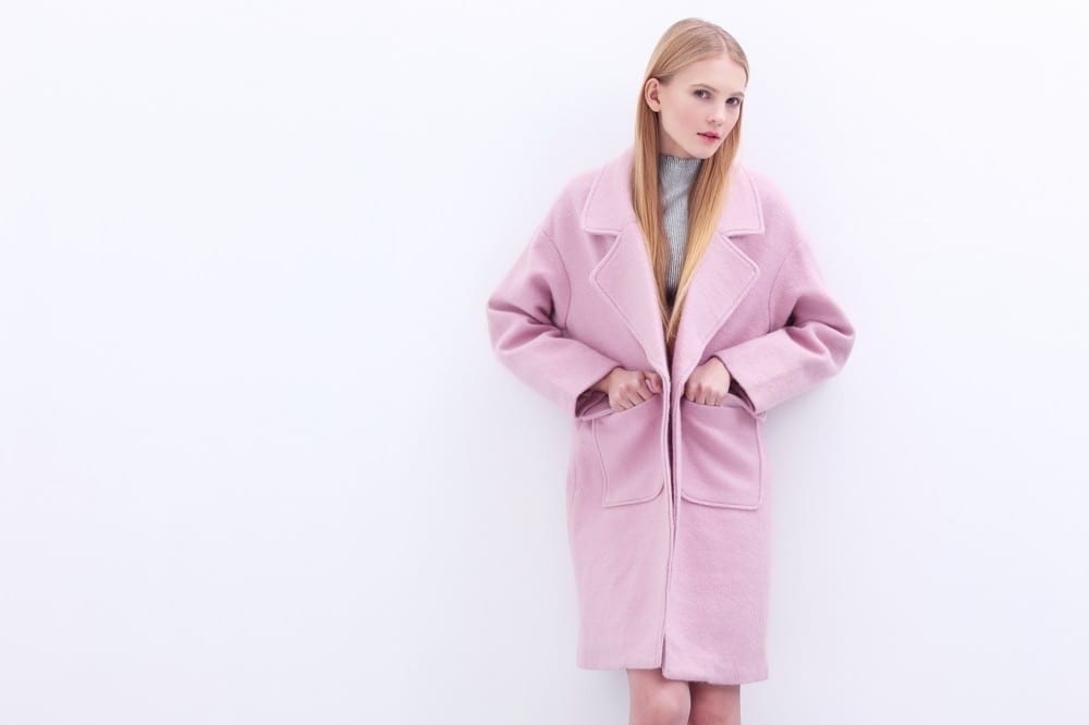 Premier rendez-vous amoureux avec un homme jeune fille en manteau rose - Mademoiselle M