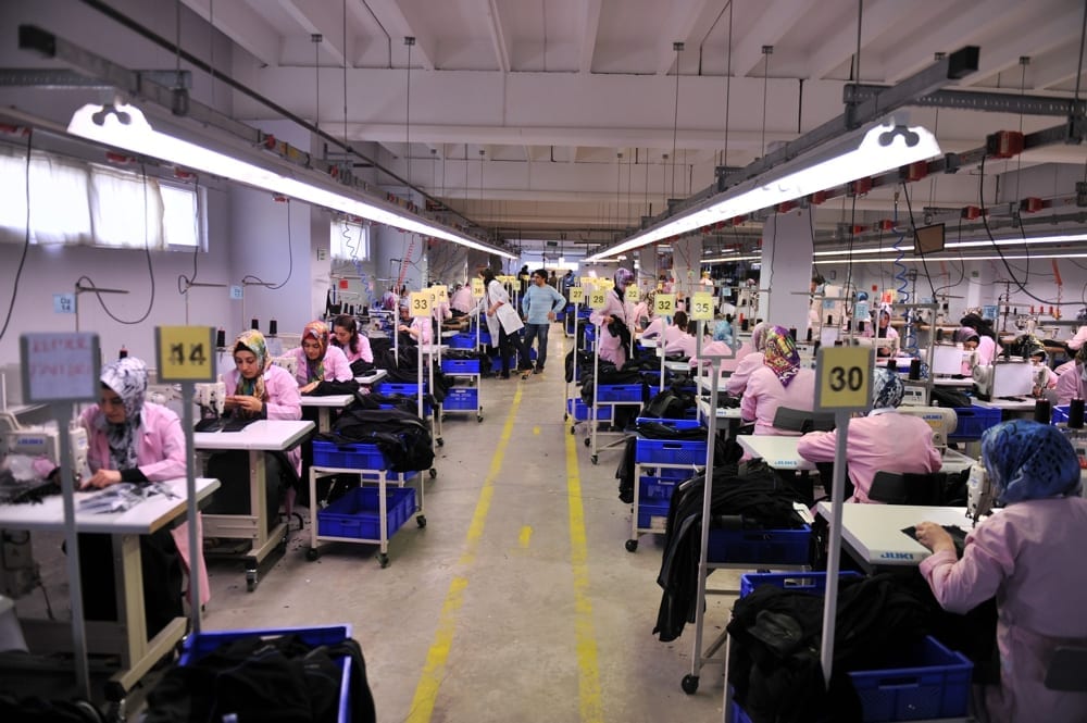 Femmes travaillant dans une usine textile en Turquie – c’est quoi la fast fashion