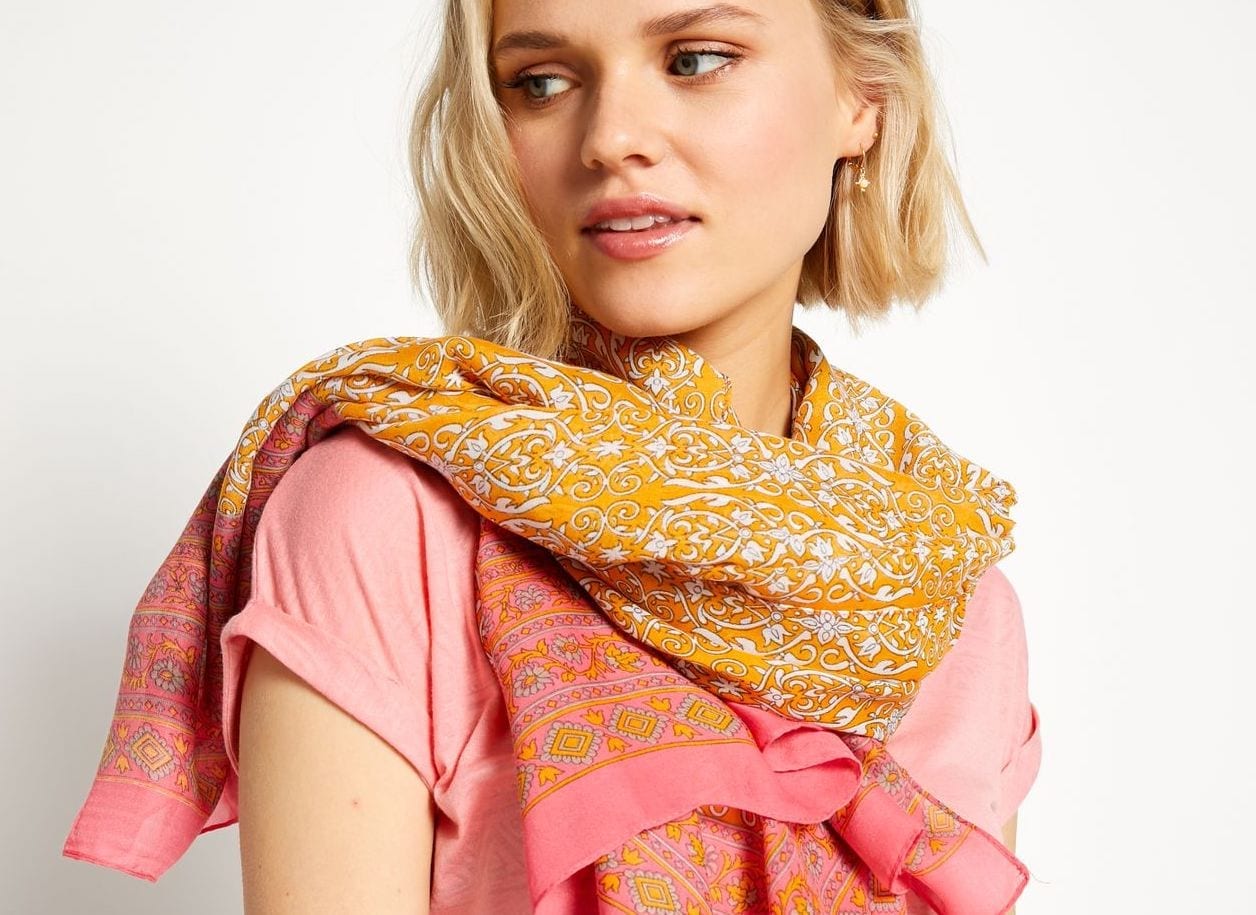 Comment-nouer-un-foulard-Mademoiselle-M-saumon