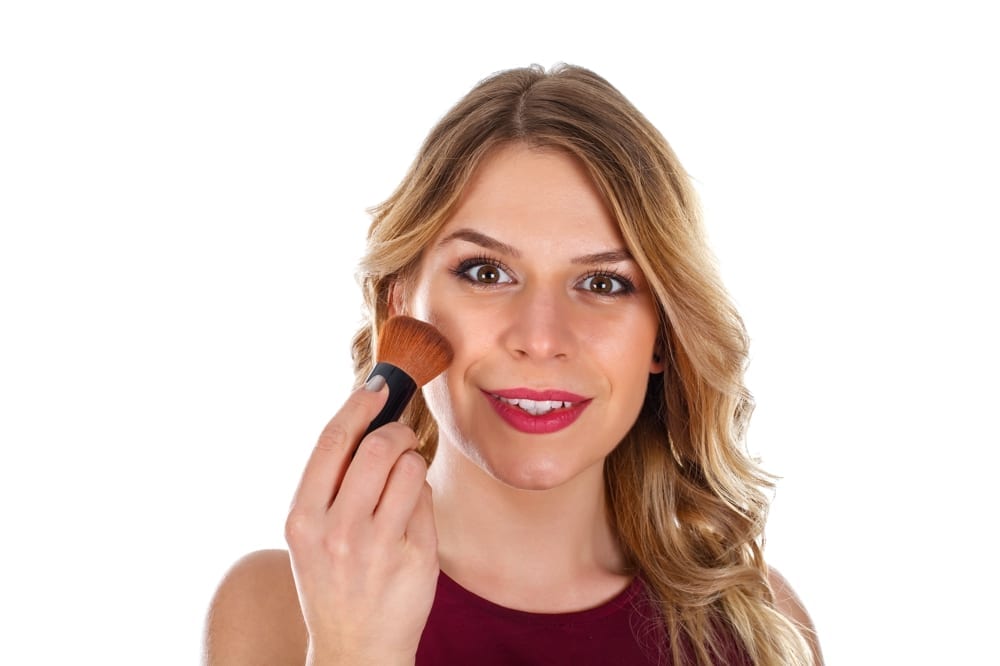 Femme appliquant poudre by Mademoiselle M