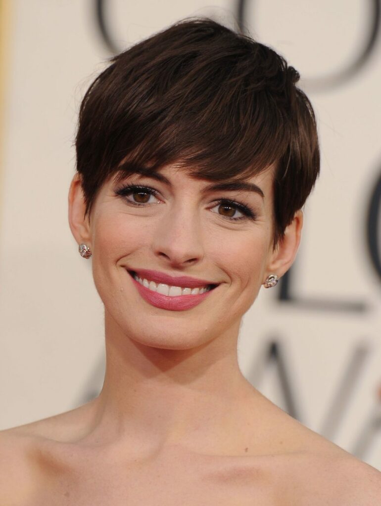 Anne Hathaway - cheveux courts femme - Première Impression