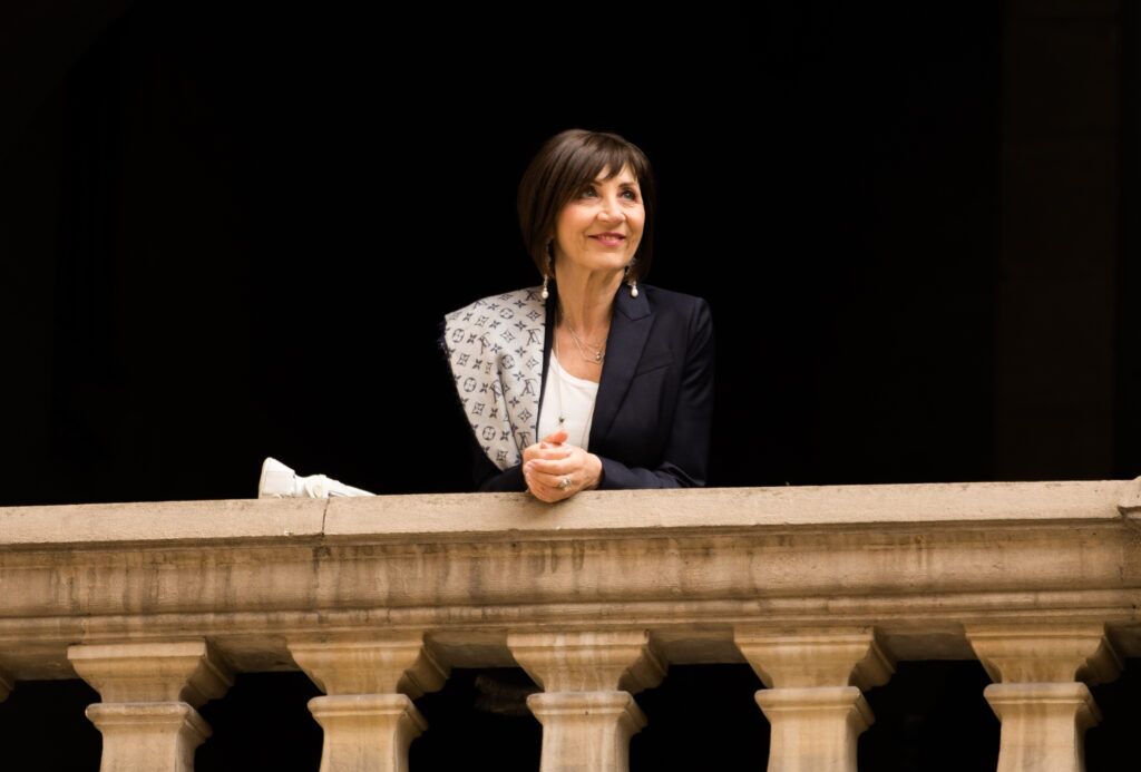 Portrait d’une femme influente et élégante incarnant l’élégance professionnelle au travail