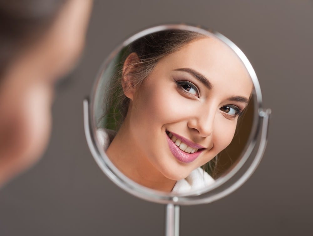 Comment-choisir-et-appliquer-le-fond-de-teint-femme-et-miroir-Mademoiselle-M