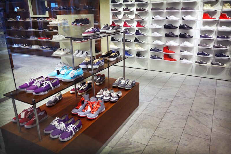 Identifier les modèles variés de baskets habillées